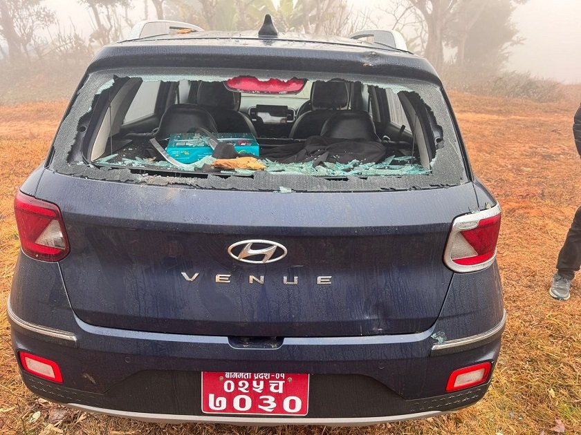 रोकेर राखेको रास्वपा केन्द्रीय सदस्य परियारको गाडी तोडफोड