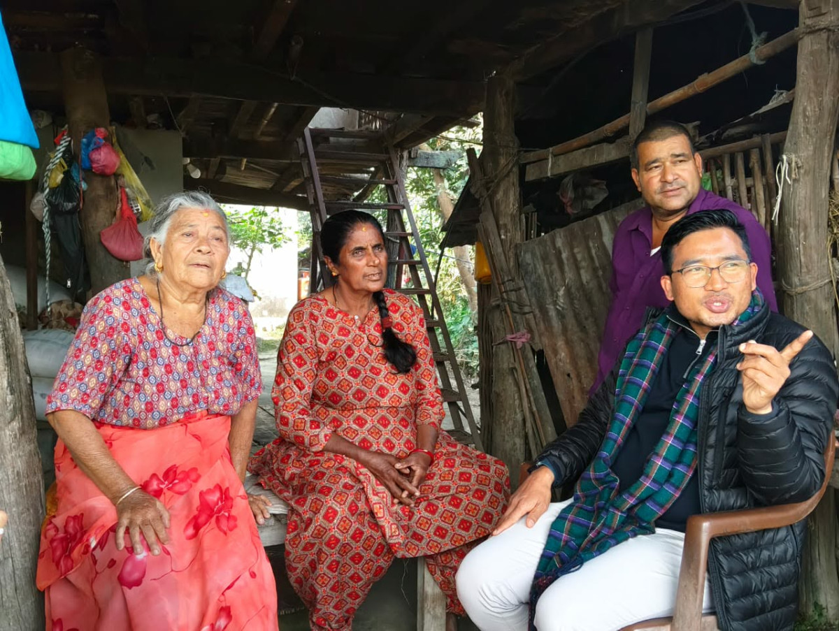 सहिद तथा बेपत्ता परिवारको आशीर्वाद लिएर उम्मेदवारी दर्ता गर्दै नेकपाका तामाङ