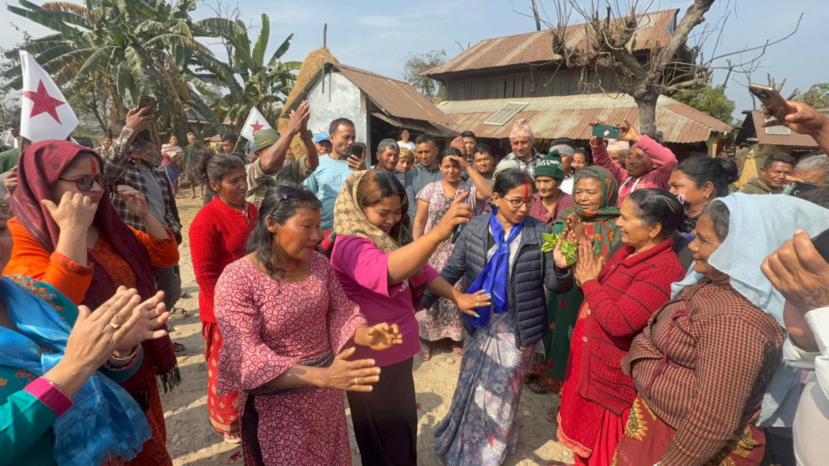 माडी–९ हनुमानझुलामा रेनु दाहालको घरदैलो अभियान, जनताका समस्या र सुझाव संकलन