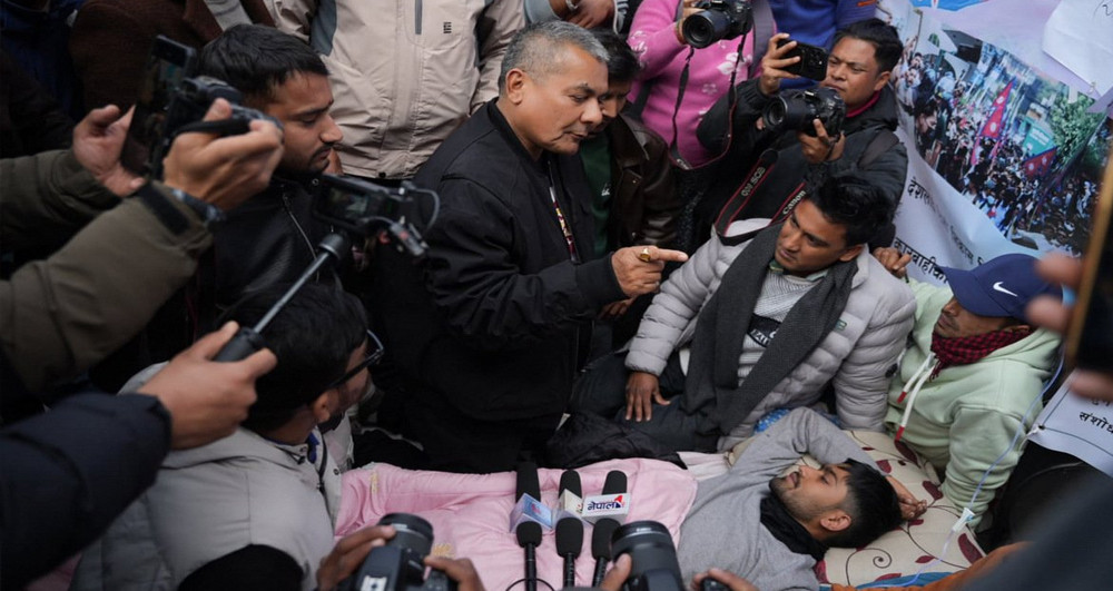 अनशनरत जेनजी भेट्न माइतीघर पुगे दुर्गा प्रसाईँ