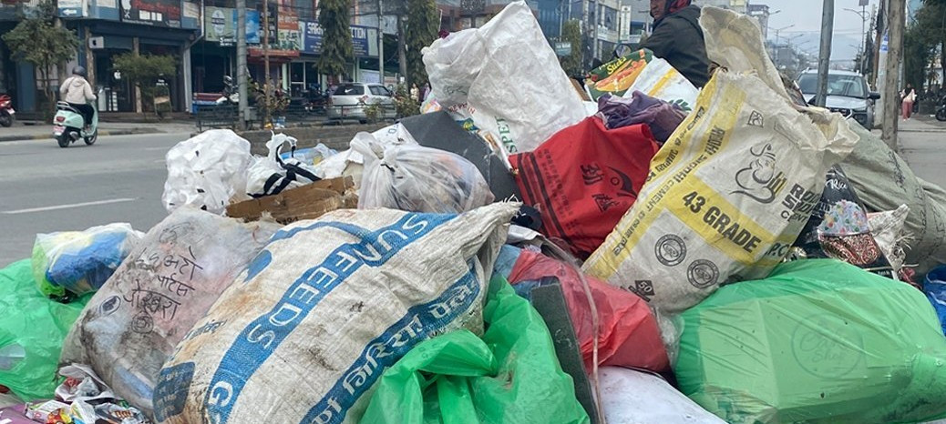 जता खाल्डो उतै फोहरले पुर्ने पोखराको नीति, १९ दिनदेखि सडकमै फोहर