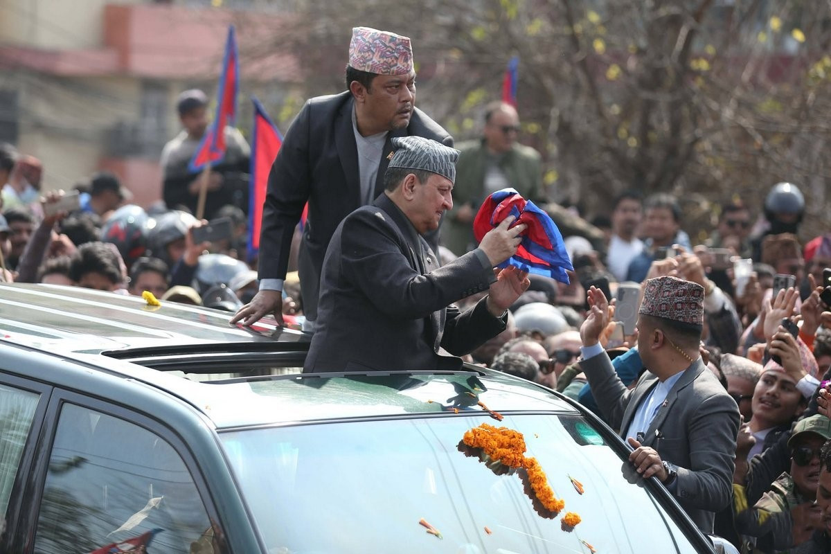 पूर्वराजाद्वारा भागबन्डाको राजनीतिको आलोचना, माटो सुहाउँदो व्यवस्थाको वकालत
