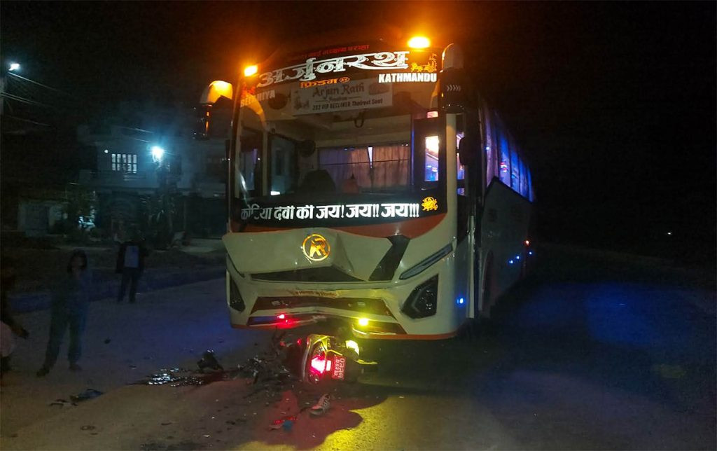 बसको ठक्करबाट स्कुटर चालकको मृत्यु