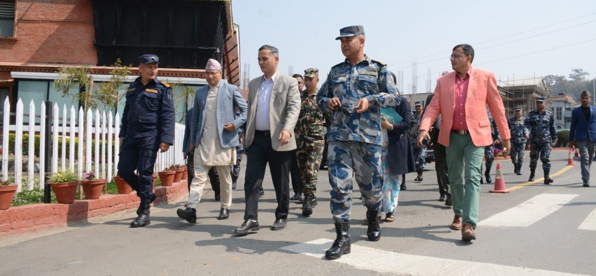 उपत्यकाका मतदानस्थलमा गृहमन्त्रीको अनुगमन