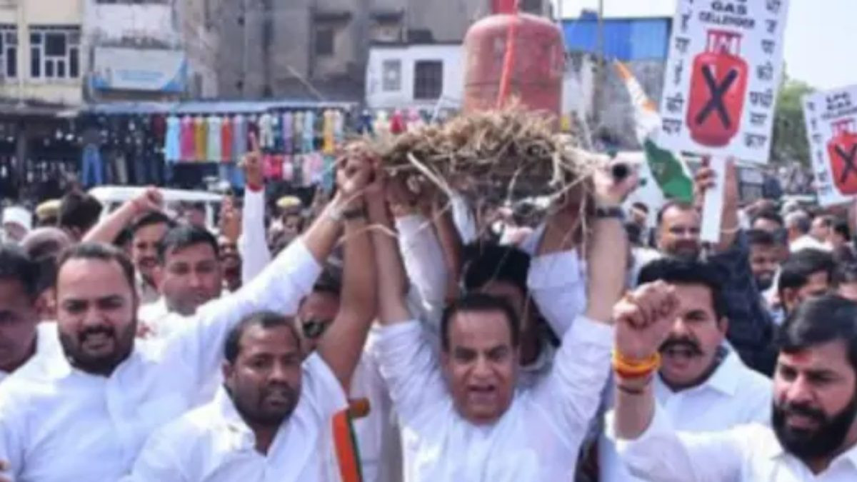 मध्यपूर्व तनावका कारण भारतभर ग्यास संकट, सिलिन्डरको ‘शवयात्रा’ नै निकालियो