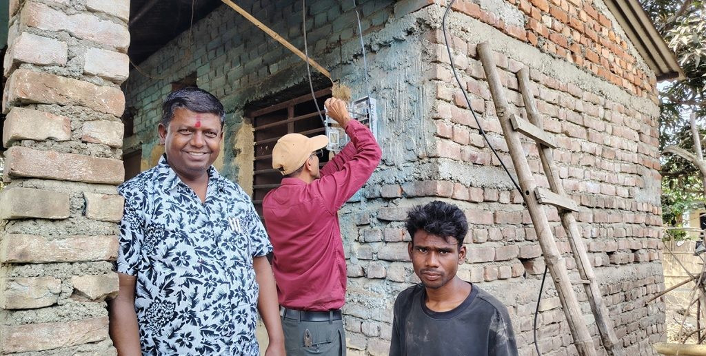 हुकिङ गर्दा करेन्ट लागेर श्रीमती गुमाएका माझीको घरमा बल्ल मिटर जडान
