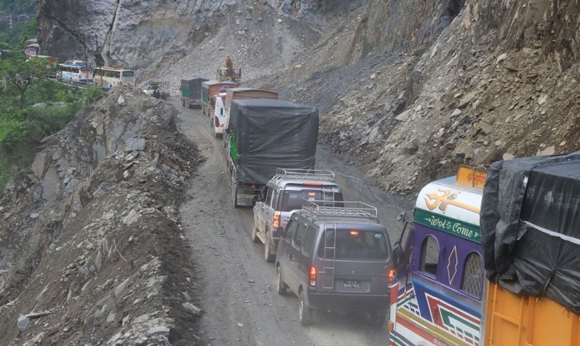 बाढी पहिरोका कारण विभिन्न राजमार्गमा यातायात प्रभावित