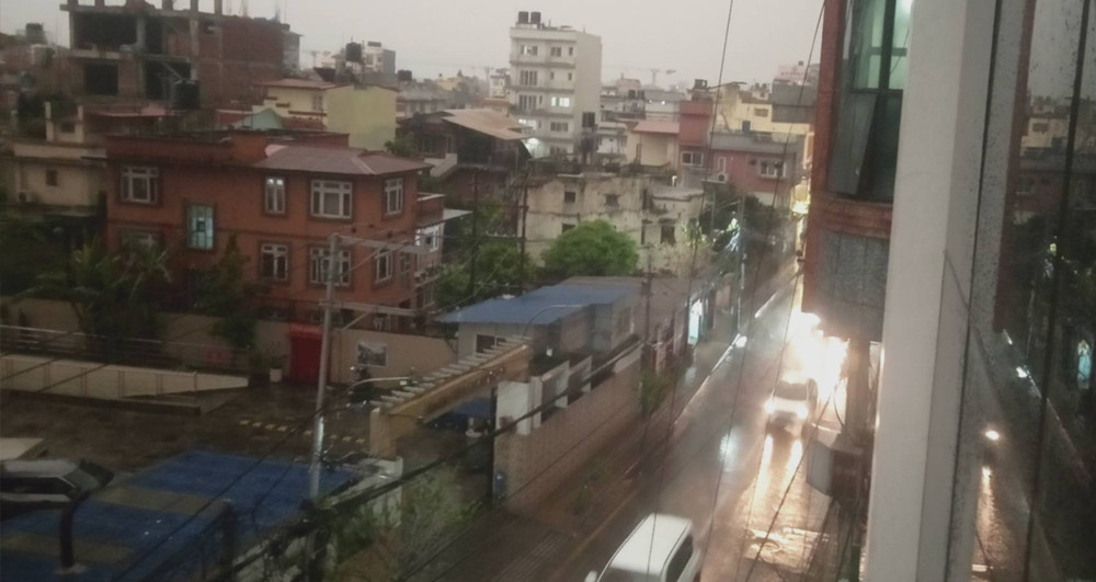 दिउँसै अँध्यारो भयो काठमाडौं उपत्यका, मेघगर्जनसहित वर्षा