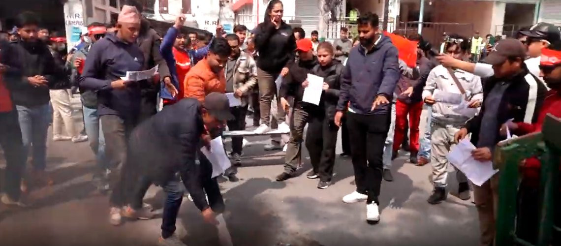 एमालेका कार्यकर्ताहरूले जलाए जाँचबुझ आयोगको प्रतिवेदन