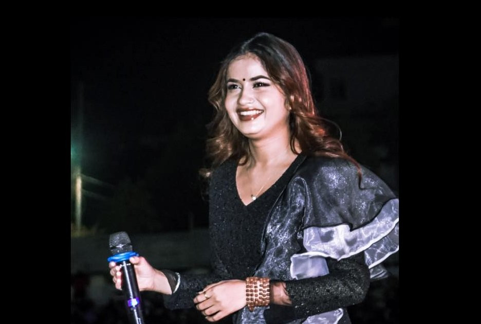 गृहमन्त्रीलाई धन्यवाद दिँदै गायिका एलिनाले भनिन्, ‘यो आवाज शब्दमा मात्र सीमित नहोस्’