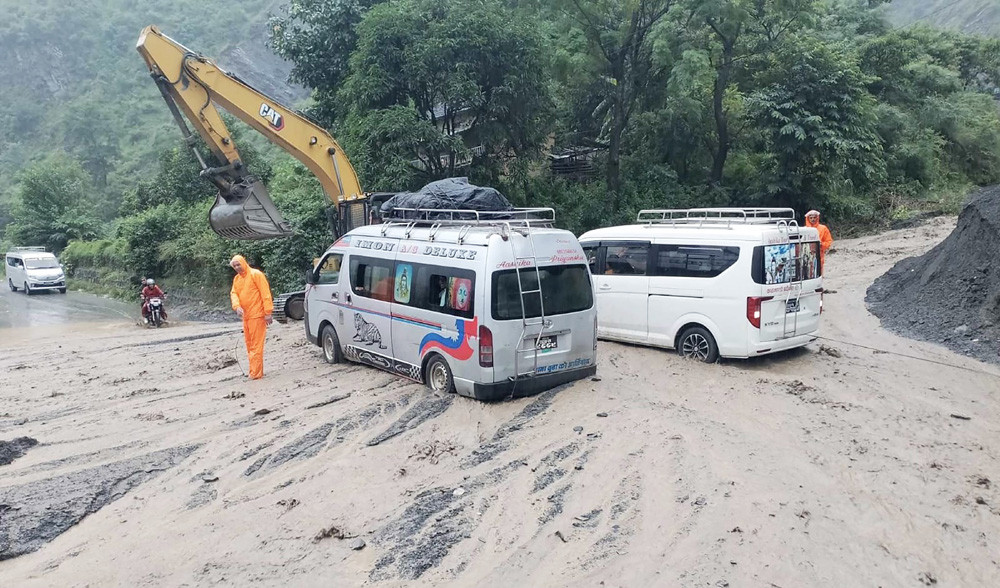 बाढी र पहिरोका कारण  अझै अवरुद्ध छन् यी राजमार्ग