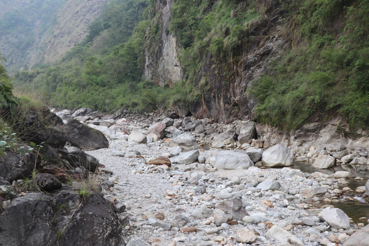 मिस्त्री खोलामा माछा पाइन छाडे