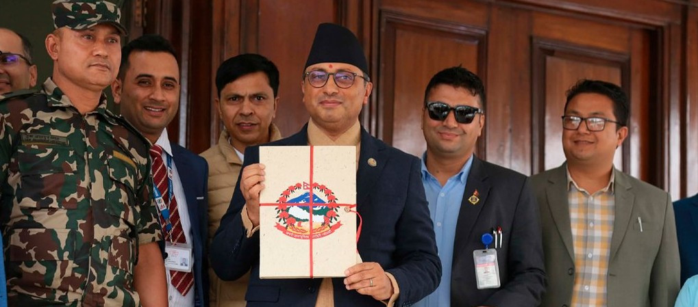 नेपाली कागजको फाइलमा बजेट बोकेर मन्त्रिपरिषद् बैठकमा अर्थमन्त्री
