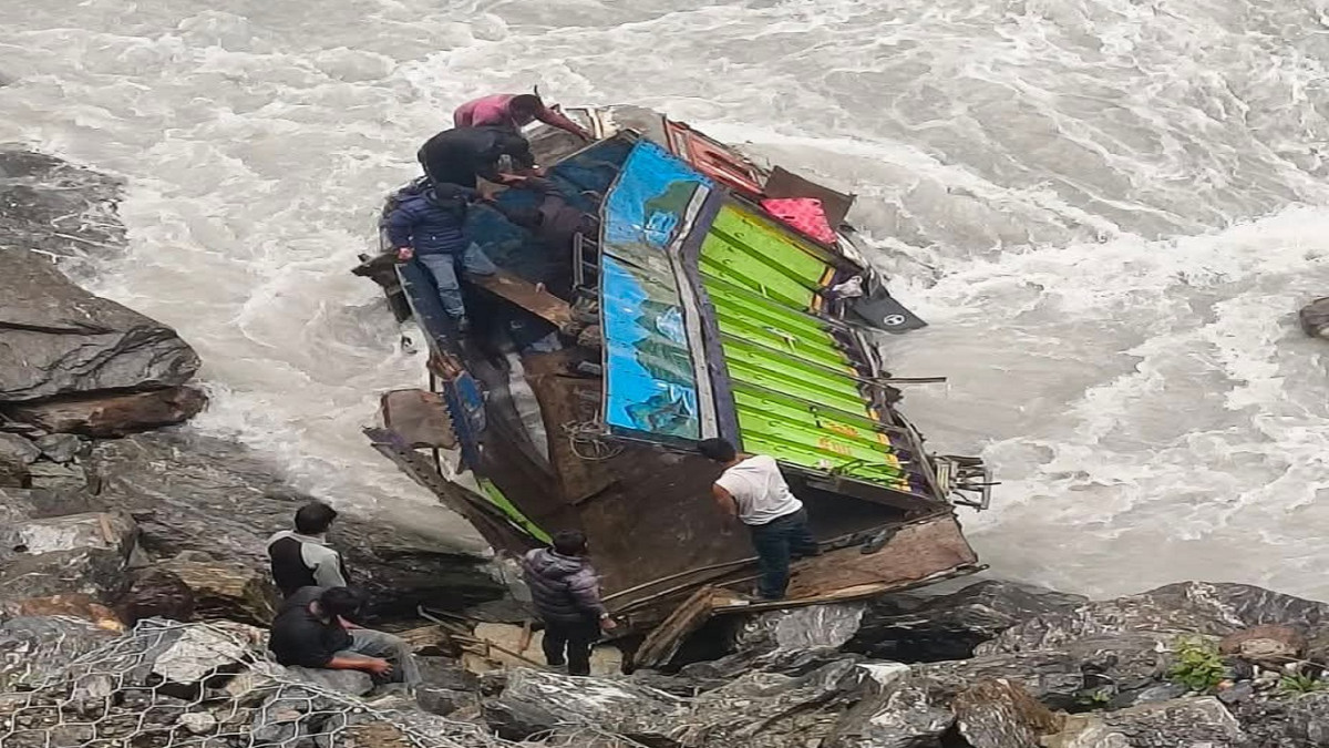 हिमालपारिको जिल्ला मनाङमा ट्रक दुर्घटनाग्रस्त : दुई जना घाइते