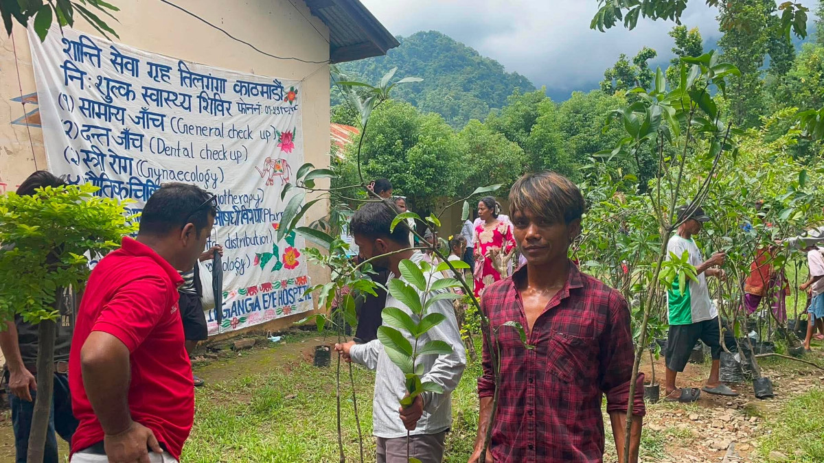 चेपाङ बस्तीमा २ हजार फलफूलका बिरुवा वितरण, आपदेखि लिच्ची र कटहरसम्मले बढाउनेछ पोषण र आम्दानी