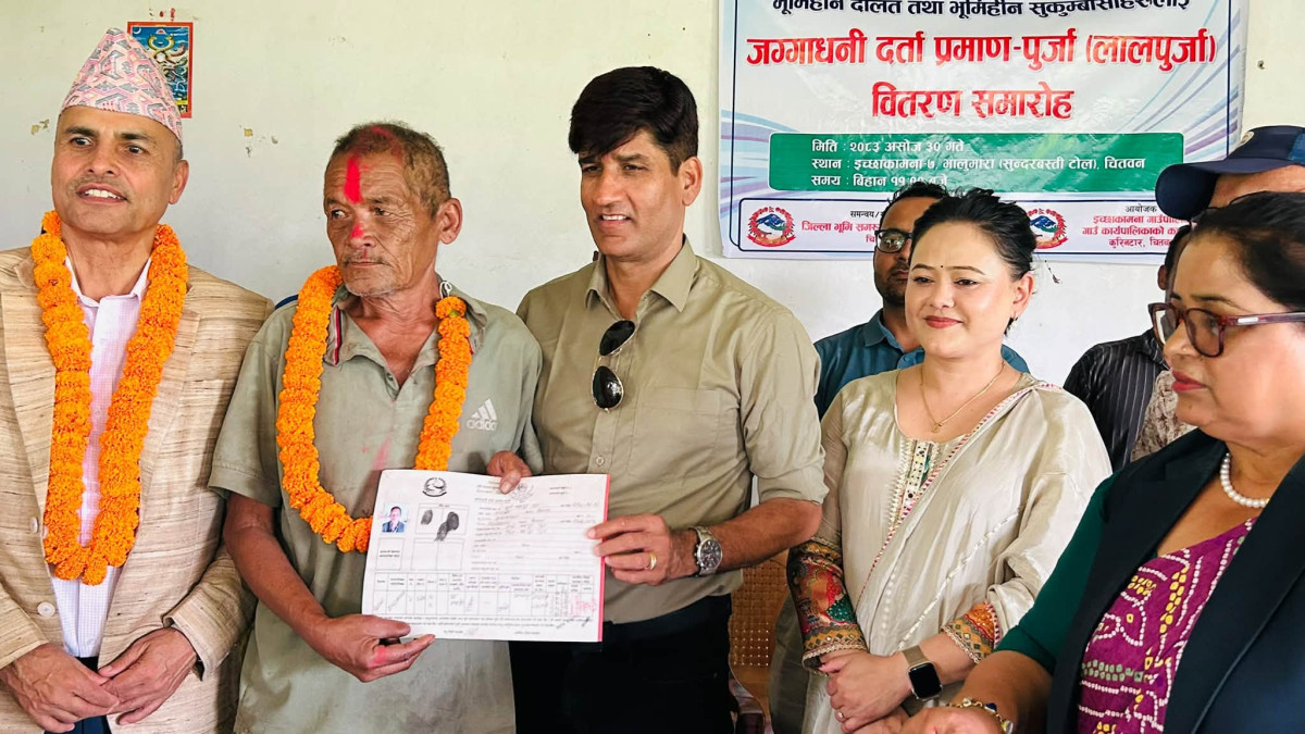 इच्छाकामना–७ को सुन्दरबस्तीमा भूमिहीन दलित तथा सुकुम्बासीलाई लालपुर्जा वितरण हुँदै