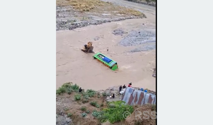 नावा खोलामा बाढी आउँदा यात्रुबाहक बस बीचमै फस्यो
